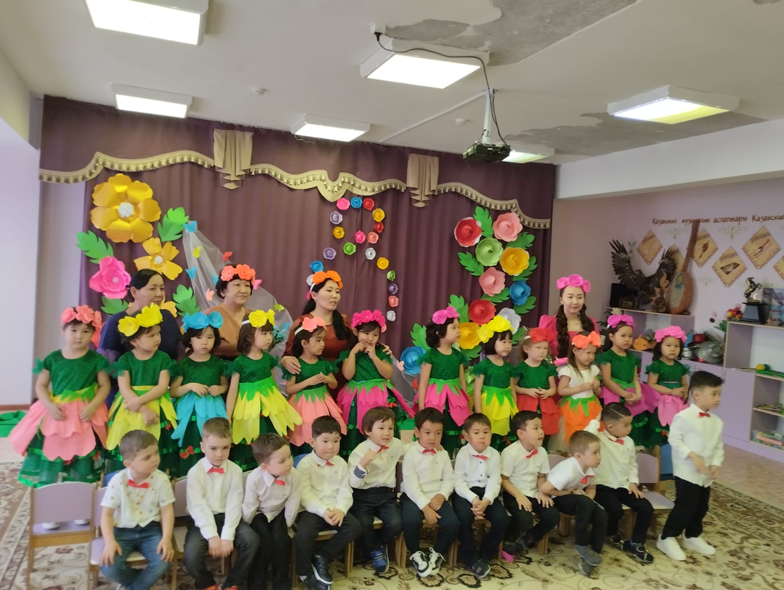 Аналар мерекесі . Сіздерден өскен балалар Батырлар мен даналар. Құттықтаймыз мейраммен, Құрметті абзал аналар,!