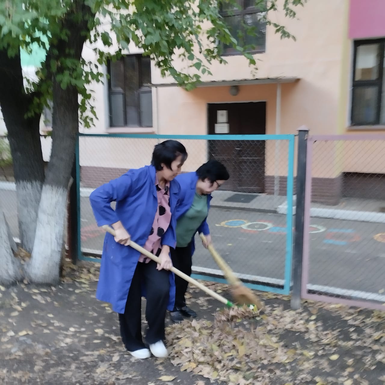 " Таза сенбі " атты ұжыммен бірге балабақша ауласын тазартуда.