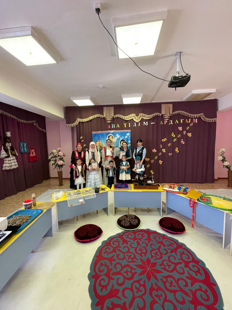 "Шеберлінің қолы алтын" атты шеберлік сынып ата-аналардың қатысуымен қазақ тілі апталығы.